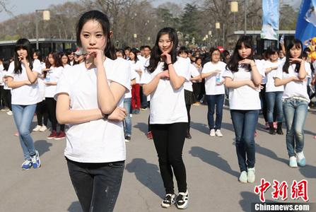 网友偶遇杜江霍思燕去寺庙祈福